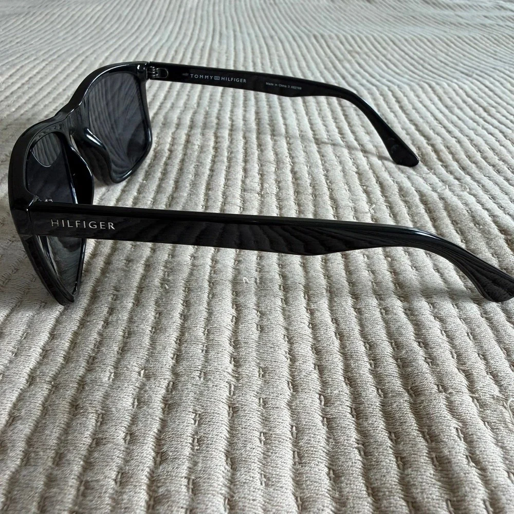 Tommy Hilfiger OM671 Sunglasses Mens Black Rectangle Gray Lens 55-20-140